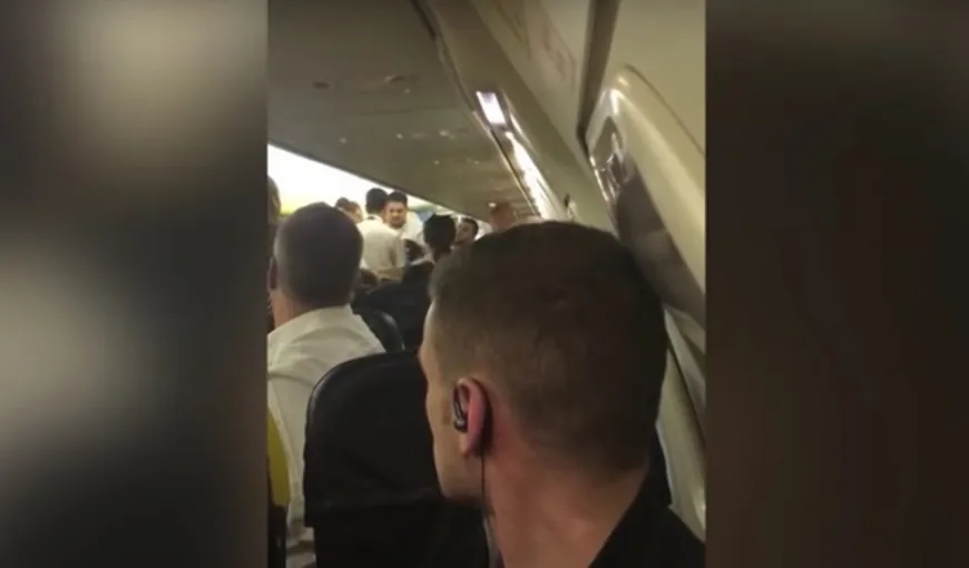 Bărbatul care a bătut o stewardesă în avion, arestat după un an şi jumătate de la incident