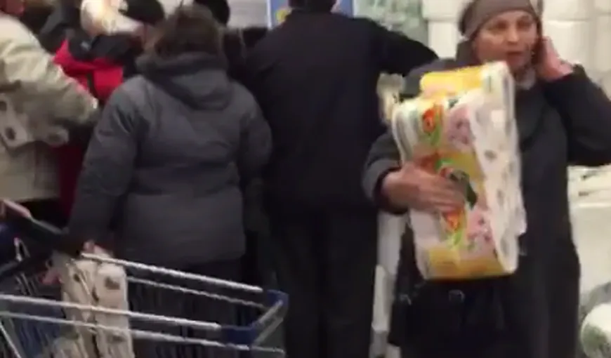 BĂTĂLIA DE LA VIDIN. Brăilenii s-au bătut la supermarket pe prosoape de bucătărie din hârtie VIDEO