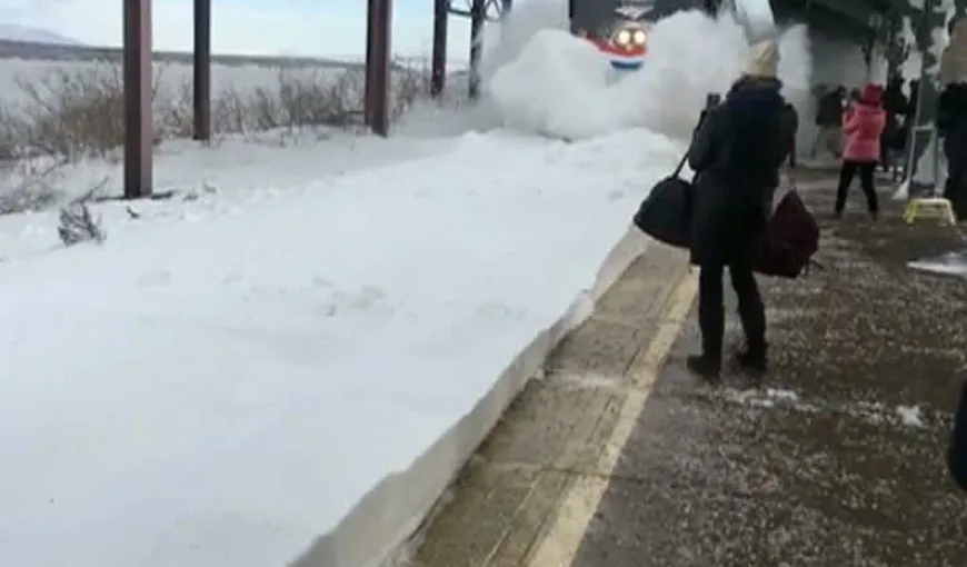 Un tren, sosit într-o gară din SUA, a creat o mică avalanşă din cauza şinelor care erau acoperite cu zăpadă VIDEO