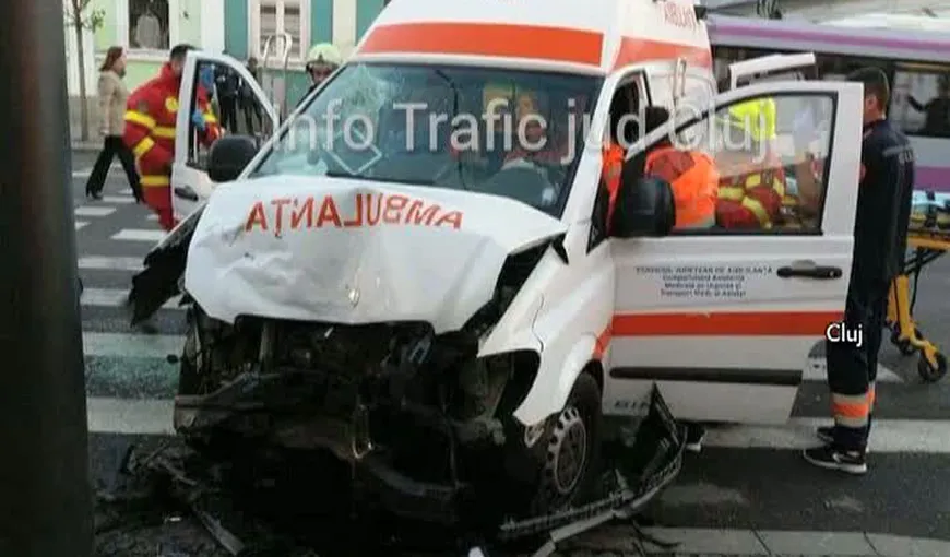 Accident grav cu o ambulanţă, la Cluj-Napoca. Patru oameni au ajuns la spital