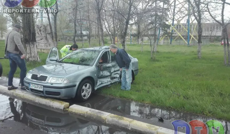ACCIDENT GRAV în Mamaia. Patru tineri au rămas încarceraţi după ce două mașini s-au lovit VIDEO