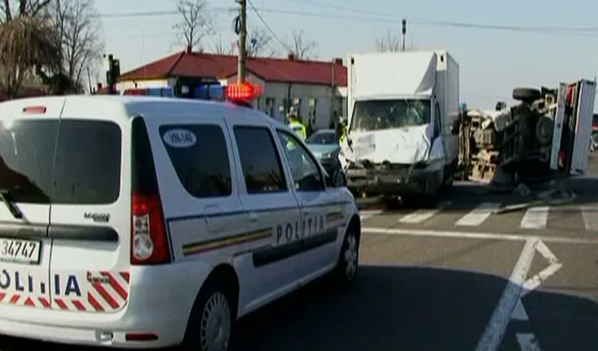 O dubă cu muncitori, răsturnată în Vrancea. Cinci persoane au fost rănite VIDEO