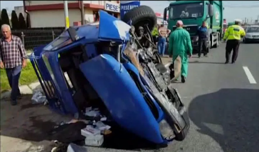 ACCIDENT în Argeş. Trei persoane, rănite după ce un autoturism a fost lovit de o maşină de gunoi