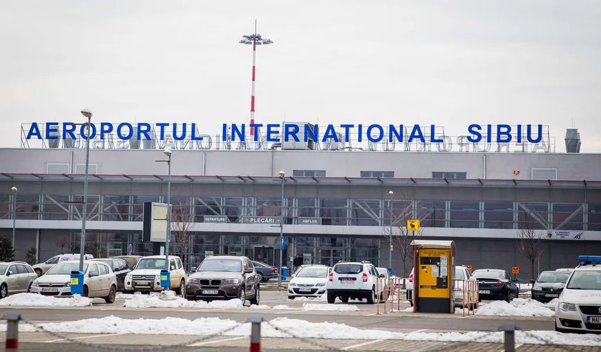 Panică într-un avion care urma să decoleze de pe aeroportul din Sibiu. Călătorii îmbarcaţi au simţit miros de fum