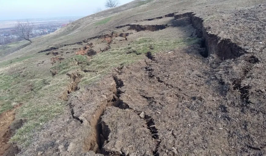 O nouă alunecare de teren la Galaţi: Primele clădiri sunt la 50 de metri distanţă, iar biserica este în pericol