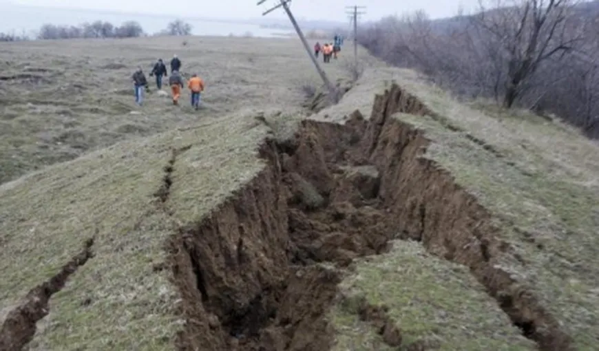 Alunecări de teren în Prahova. Şase gospodării sunt afectate, proprietarii ar putea fi evacuaţi