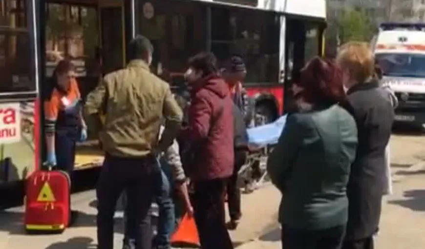 Bărbat rănit după ce a căzut din autobuz