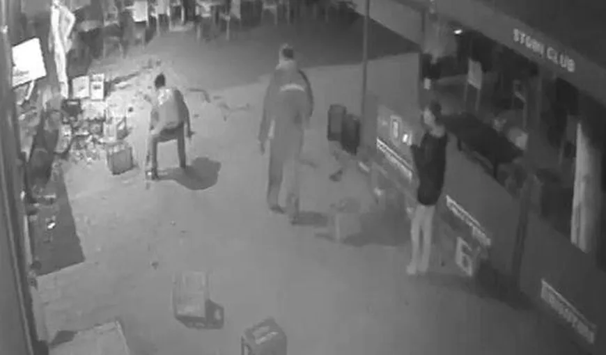 Scandal monstru într-un bar din Timiş. Patru tineri s-au luat la bătaie VIDEO