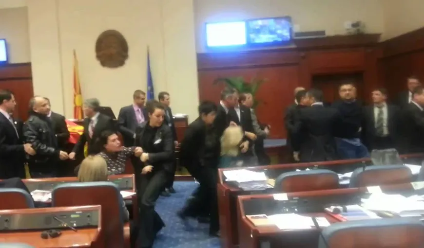Bătaie şi sânge în Parlamentul macedonean: Protestatarii au intrat cu forţa. Liderul social-democraţilor a fost rănit VIDEO