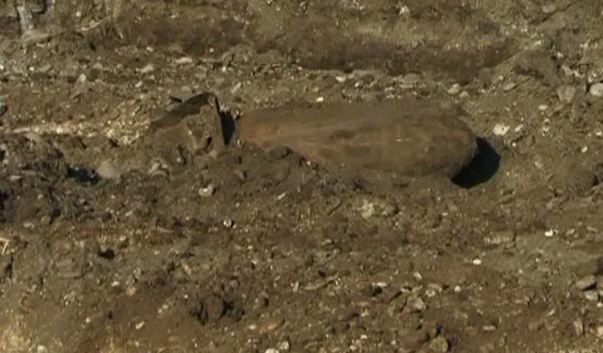 PERICOL de EXPLOZIE aproape de Braşov. O bombă de aviaţie a fost găsită pe câmp