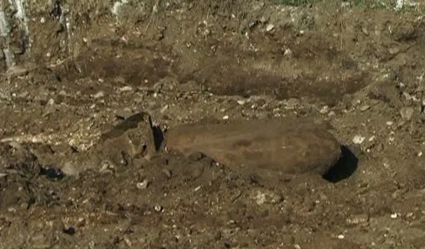 O bombă de aruncător, găsită pe câmp de un vasluian care ara
