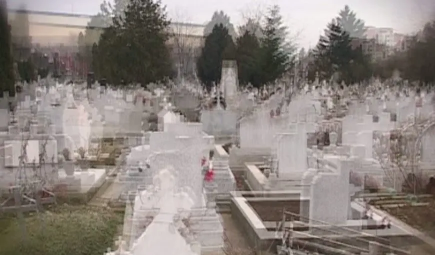 O fetiţă de 11 ani a murit după ce o cruce a căzut peste ea în cimitir