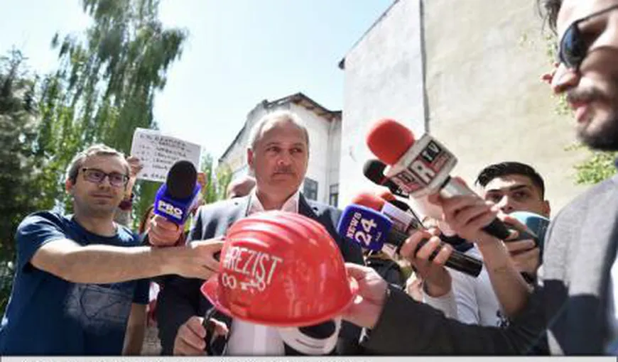 Liviu Dragnea, întâmpinat la ÎCCJ cu cereri de demisie; un bărbat i-a oferit „o cască de inginer” UPDATE