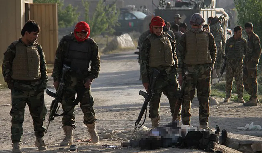 Atac armat al talibanilor asupra bazei din Afganistan: Numărul soldaţilor ucişi şi răniţi a ajuns la O SUTĂ
