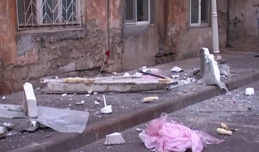 Explozie puternică într-un bloc din Caraş Severin. Două persoane au fost rănite