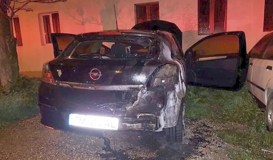 Maşina parcată, incendiată de persoane necunoscute în plină noapte, la Timişoara VIDEO