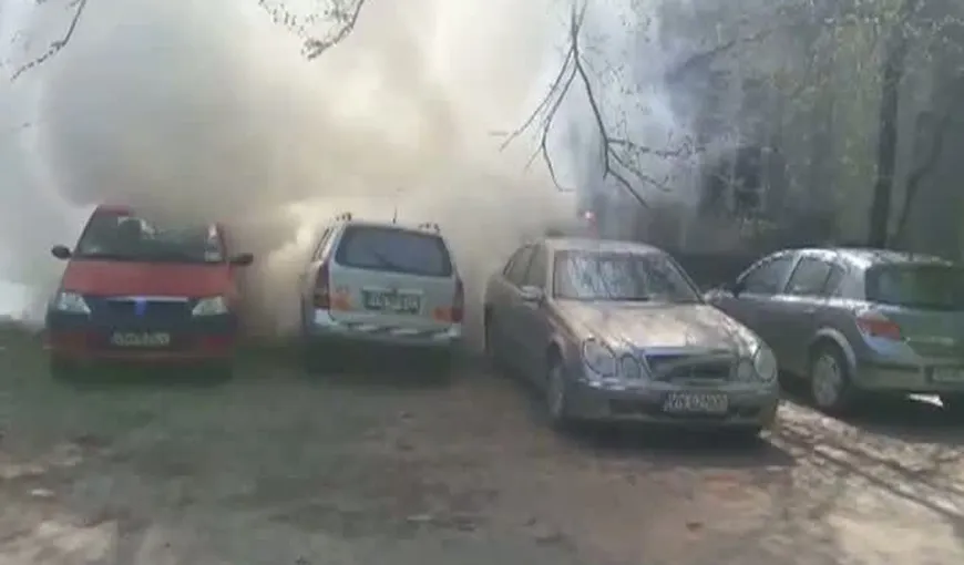Momente de panică în parcarea spitalului. O maşină a fost mistuită de flăcări VIDEO