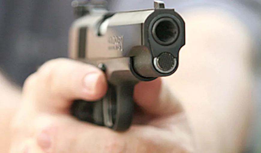 Focuri de armă în judeţul Bistriţa. Un bărbat a fost împuşcat după ce a atacat cu o bâtă o patrulă de poliţişti