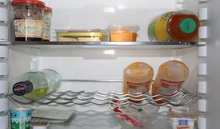 Iată cum să-ţi cureţi frigiderul ca la carte! Scapi de murdărie foarte uşor!