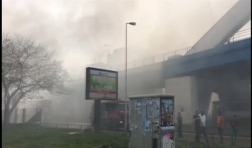 Un restaurant din apropierea pasajului Basarab, cuprins de flăcări. Incendiu a fost stins de pompieri