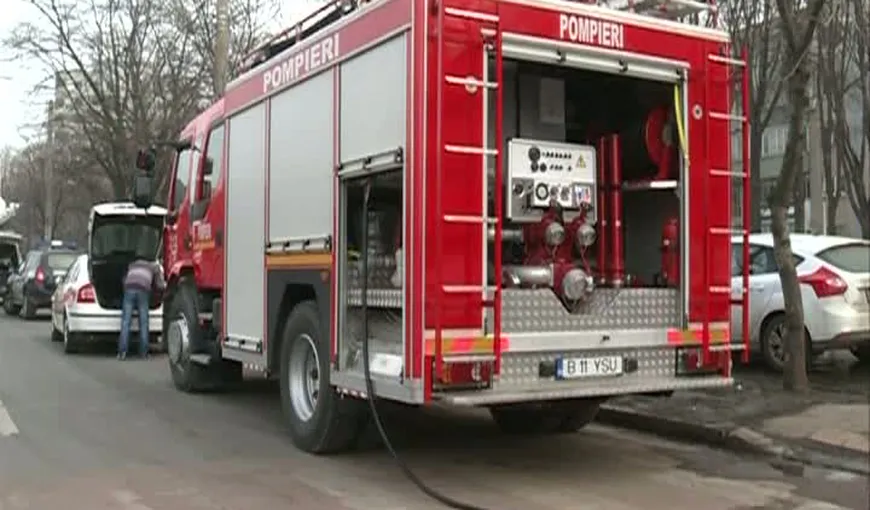 Un autovehicul a luat foc pe DN 2 Buzău-Râmnicu Sărat. Circulaţia a fost blocată