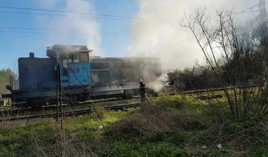 Locomotivă în flăcări, călătorii daţi jos de urgenţă din tren