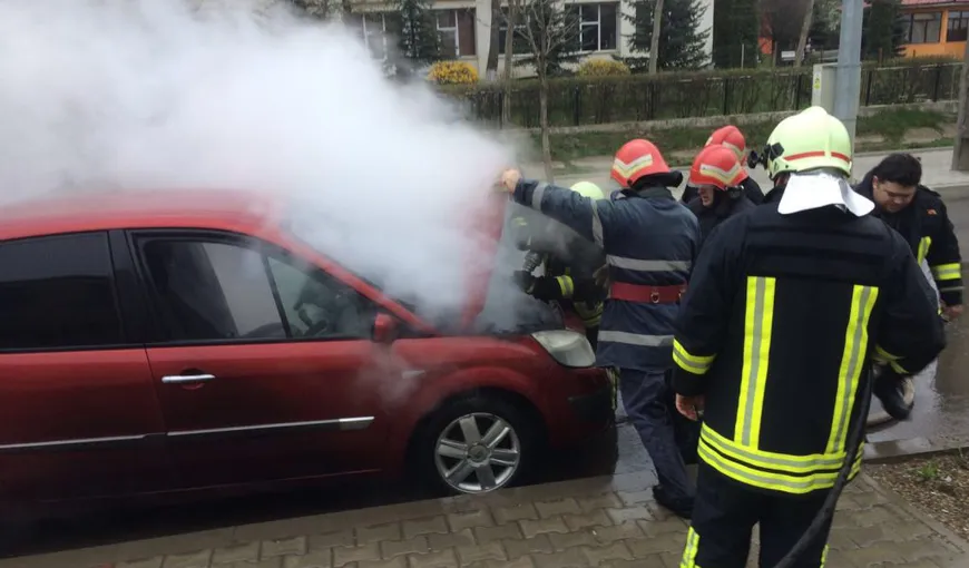 Maşină cuprinsă de flăcări în faţa pompierilor
