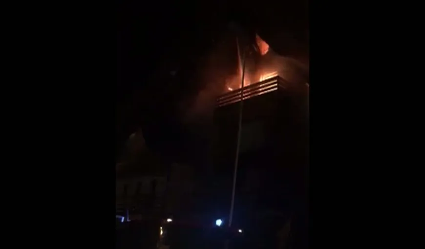 Incendiu puternic la un hotel de lux din Sinaia: 50 de persoane au fost evacuate. Focul a izbucnit de la un şemineu VIDEO