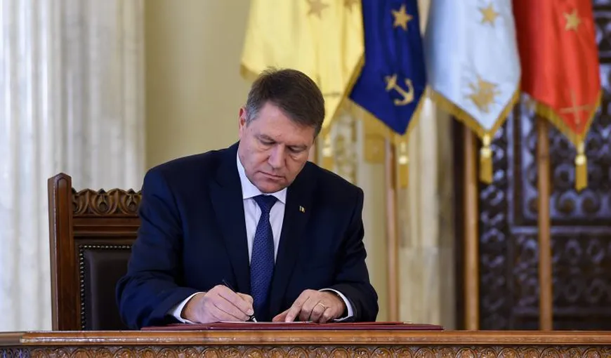 Klaus Iohannis a promulgat legea care interzice parlamentarilor să conducă activităţi comerciale
