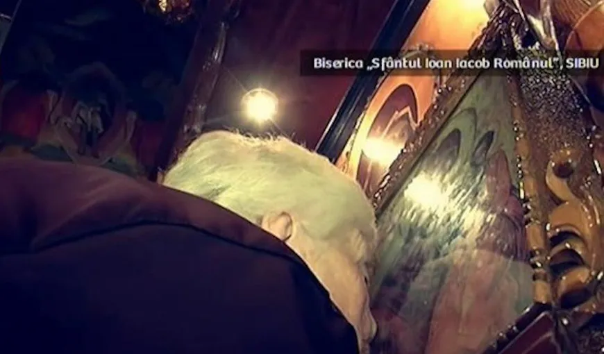 O icoană cu Maica Domnului a început să lăcrimeze într-o biserică din Sibiu VIDEO