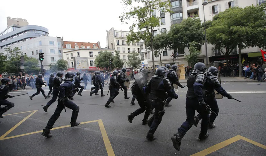 Alegeri prezidenţiale în Franţa: Ciocniri la Paris între Poliţie şi liceenii care au protestat faţă de Macron şi Le Pen
