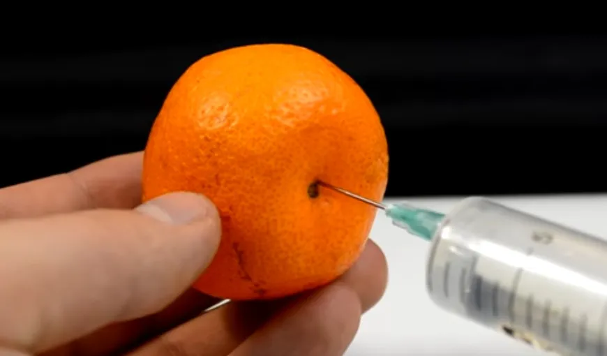 A injectat o mandarină cu apă! Este uimitor ce s-a întâmplat 10 secunde mai târziu!
