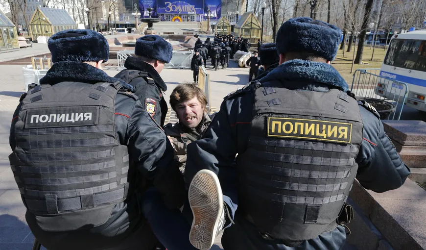 Poliţia rusă a arestat 29 de manifestanţi la Moscova. Presa publică imagini cu Medvedev la schi, înconjurat de bodyguarzi