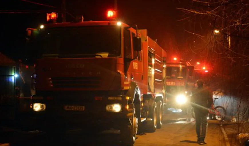 Incendiu de proporţii la o garsonieră din Oradea. Un bărbat a murit carbonizat
