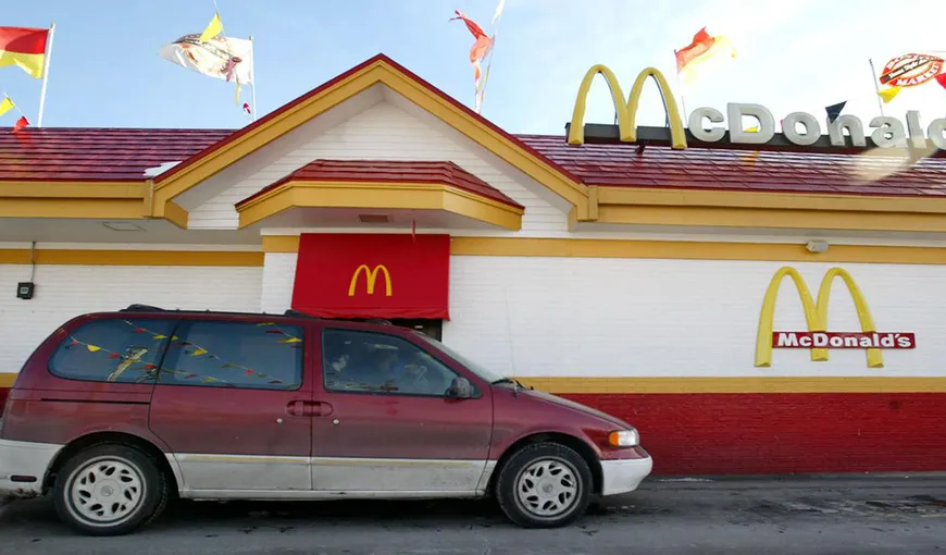Un puşti de opt ani şi-a dus sora la McDonald’s cu maşina. A învăţat să conducă pe Youtube