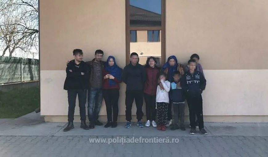 Migranţi irakieni şi sirieni, opriţi la frontiera României cu Serbia