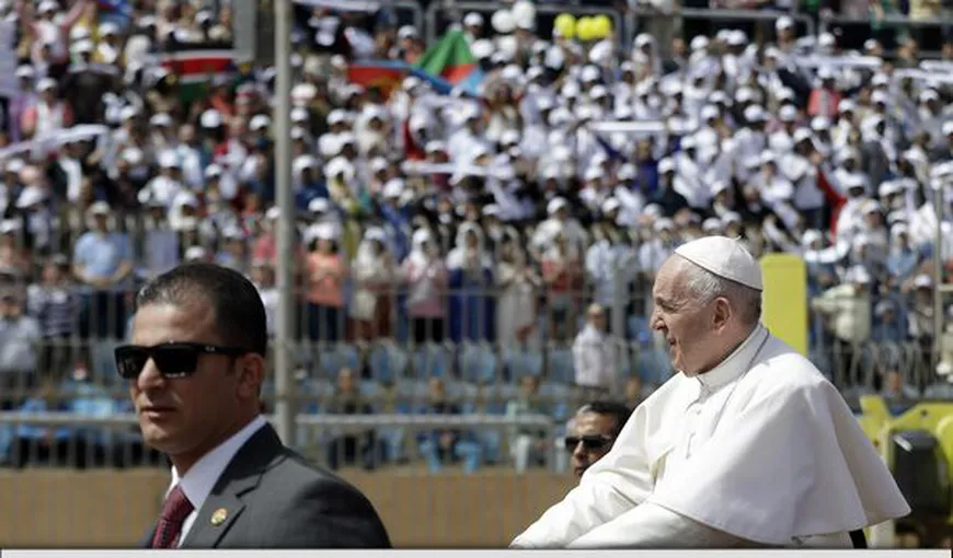 Papa Francisc a oficiat sâmbătă o slujbă în faţa a zeci de mii de credincioşi pe un stadion din Cairo