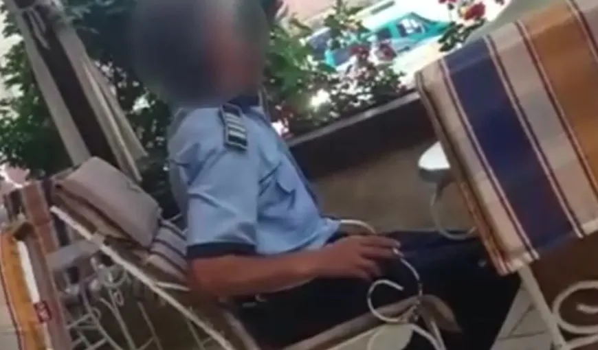 Poliţist filmat la bere în timpul serviciului. Ce a făcut omul legii după ce a consumat alcool VIDEO