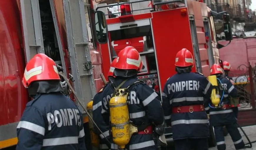Incendiu de amploare la o fostă groapă de gunoi din Slatina. Intervenţia pompierilor este îngreunată din cauza fumului