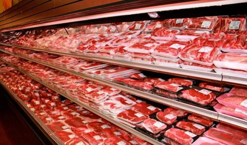 Carne „din viitor”, la vânzare într-un hipermarket din Arad. Protecţia Consumatorului a amendat magazinul
