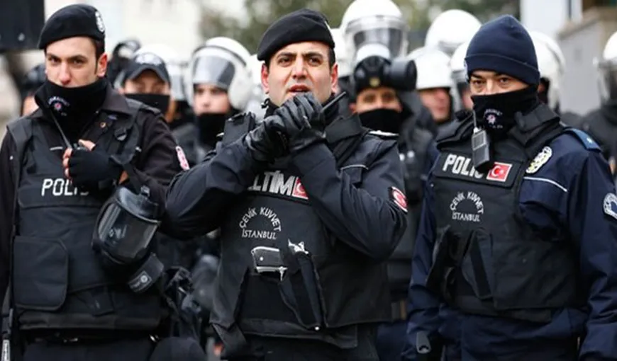 Turcia a suspendat peste 9.000 de poliţişti pentru presupuse legături cu clericul Gulen
