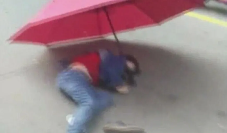 Un băieţel s-a aruncat de pe bloc cu o umbrelă pe post de paraşută. Motivul său ar trebui să-i pună pe gânduri pe toţi părinţii