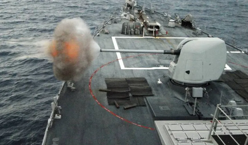 O navă de război americană a lansat o rachetă de avertizare în direcţia unui vas iranian