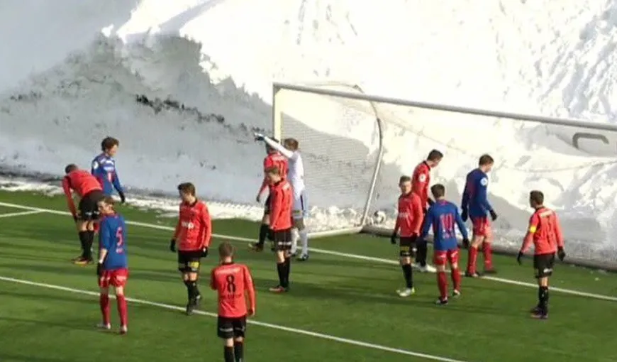 Fotbal printre nămeţi de şase metri. Imagini de excepţie de la un meci din Norvegia VIDEO