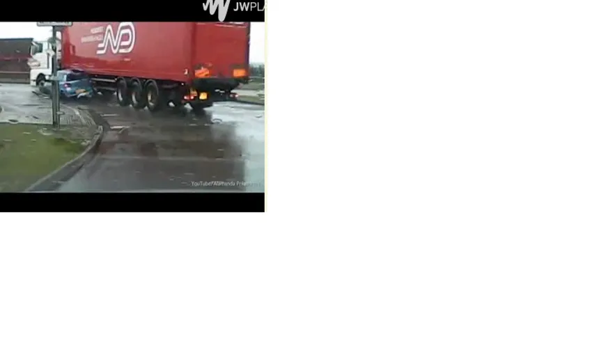Autoturism acroşat şi târăt de un camion, în Marea Britanie VIDEO