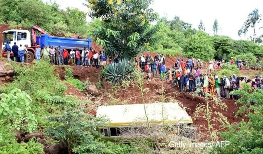 35 de persoane, dintre care 32 de elevi, au murit în Tanzania, după ce microbuzul în care se aflau a căzut într-o prăpastie FOTO