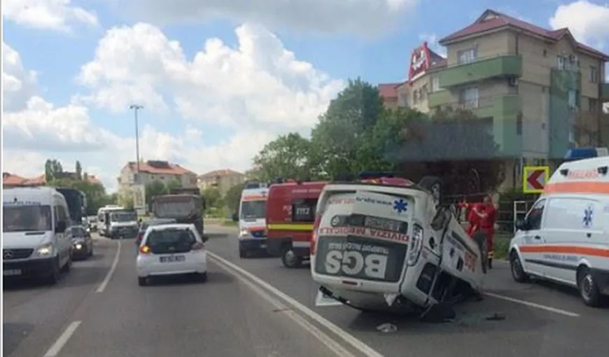 Ambulanţă în misiune, răsturnată în Constanţa. Cinci persoane au fost rănite