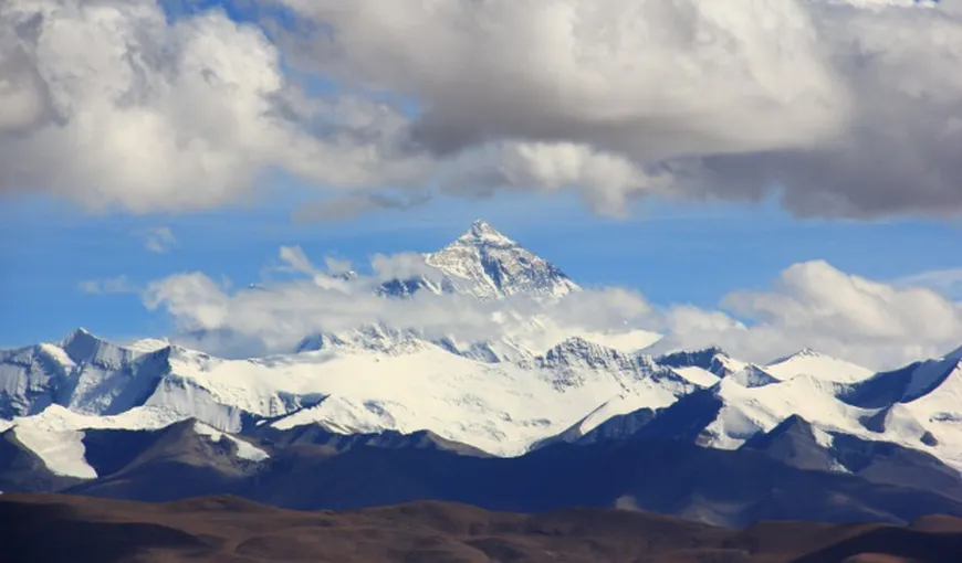 Un alpinist de 85 de ani a murit încercând să doboare recordul vârstei la căţărat pe Everest