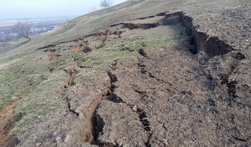 Încă o localitate din judeţul Galaţi, afectată de alunecările de teren
