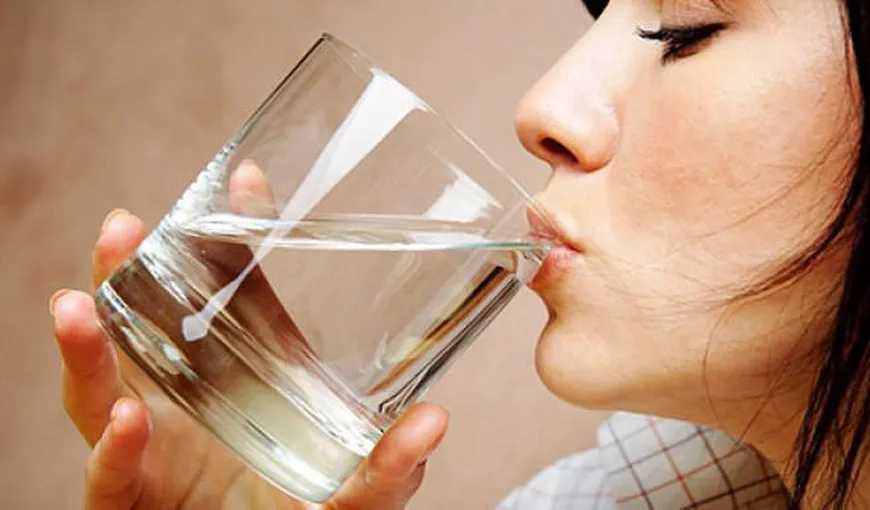 Ce se întâmplă dacă bei apă imediat după ce te ridici din pat dimineaţa